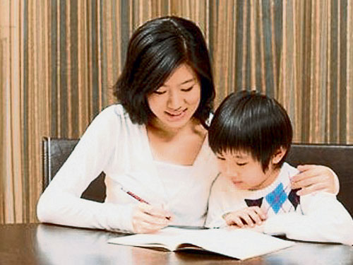  全球有四分之一的家長每周耗費7小時以上輔導孩子做功課。