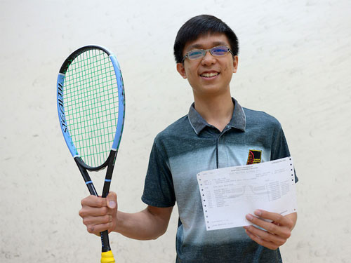 蕭毅賢在展示自己的教育文憑10A成績表，證明體育及學業可以兼顧。