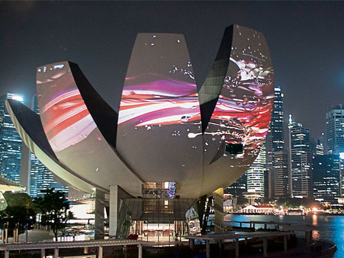 《花道之音》在新加坡藝術科學博物館進行建築投影。 