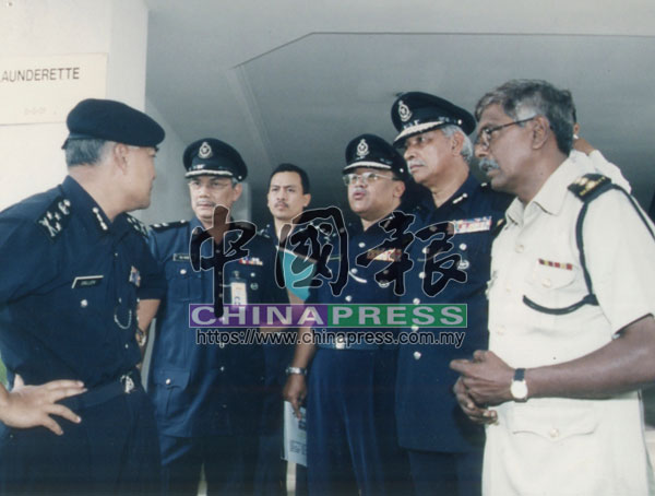 諾麗達命案轟動全國，吉隆坡警方許多高官聚集案發公寓，討論及匯整調查工作進展。