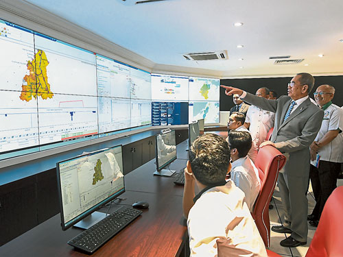 旺朱乃迪（右）巡視國家水災預測和警報中心的運作情況。
