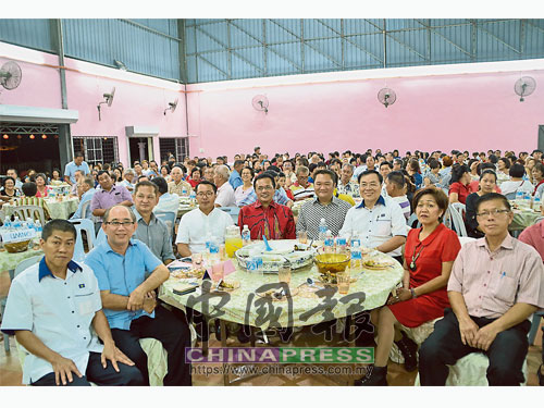  出席團結宴的領袖，左起為余美華、龍田俊、薛智義、張萬有、沙林、林振輝、葉清良、謝嬡明、潘宥磬。