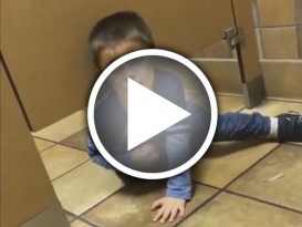 大便大到一半 萌孩爬進廁格：能抱我洗手嗎？
