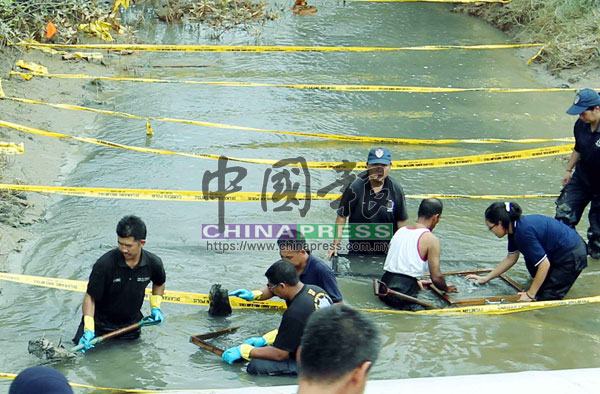 警方封鎖了巴曹河以打撈證物 ，竟意外發現超過300塊人類骸骨。