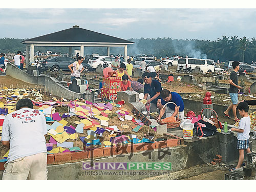 清明節是優良華人傳統文化習俗的傳承,也是農曆轉換新月份的良辰時節,象征“清明”初始,一家團聚,心誠祭拜最重要。(檔案照)