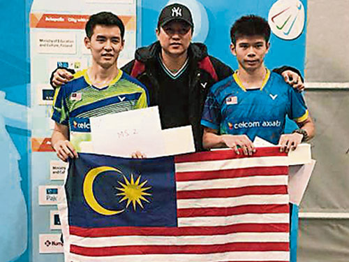 梁峻豪（右）在男單決賽擊敗詹俊為奪冠，中為印尼籍教練陳甲寅。（圖自龐學章面子書）