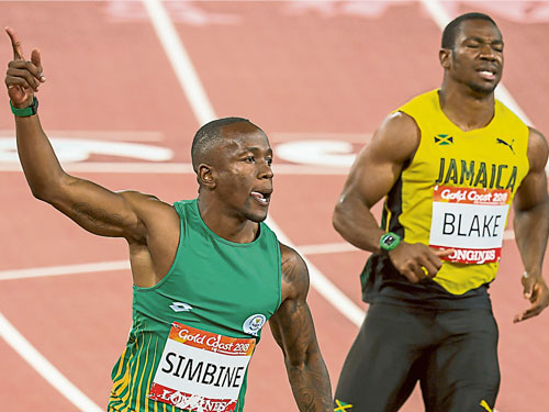 西姆比內（左起）在決賽率先衝線后慶祝，他成為首次加冕共運飛人的南非選手，布雷克大熱倒灶僅獲銅牌。（法新社）