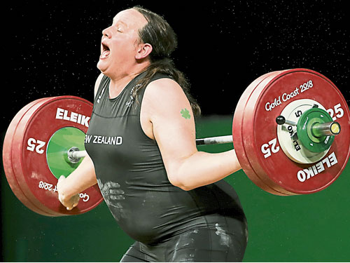  紐西蘭變性舉重“女”將勞麗‧霍拜爾德，在挺舉挑戰132公斤的重量時失手受傷，被逼放棄挺舉而無緣90公斤以上級獎牌。（美聯社）