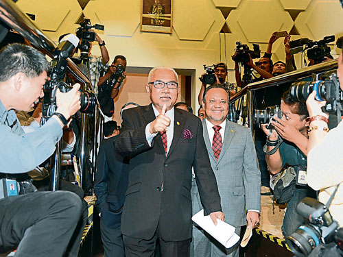 選委會主席莫哈末哈欣“風頭一時無兩”，走到哪都是媒體焦點。 