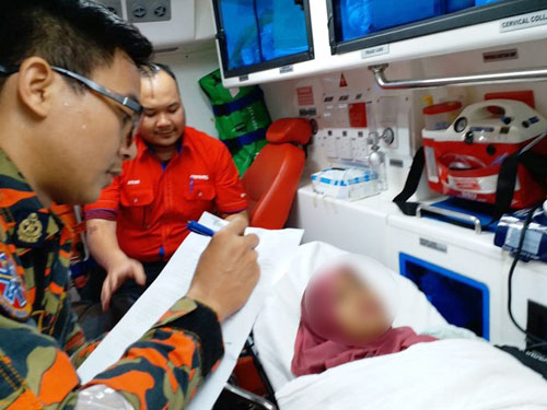 Rapid KL工作人員陪同傷者到吉隆坡中央醫院接受治療。