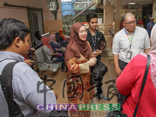 瑪斯妮占(中)前往中央醫院探訪掉入軌道的孕婦。