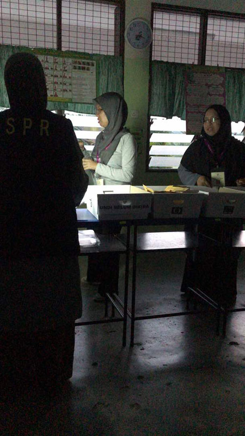  直落比艾（Teluk Piai）宗教小學投票站是於6時多發生電流中斷， 剛好是計票時間。 