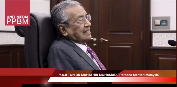  土團黨在面子書發布視頻，顯示馬哈迪宣布放棄兼任教育部長職。