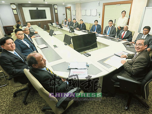  10名霹州行政議員與嘉沙里（右）開會，由嘉沙里分配行政議員辦公室及官車。