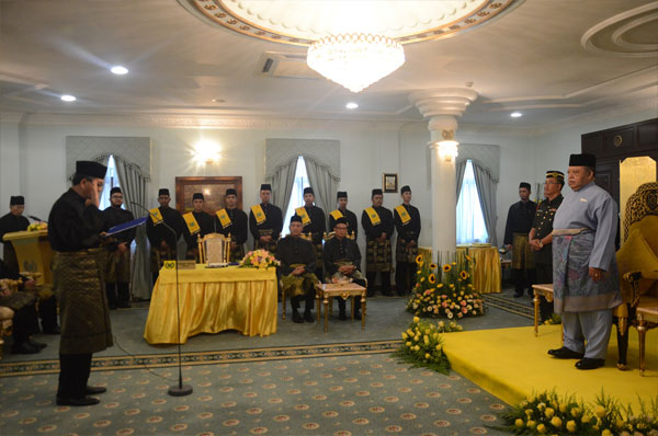 阿茲蘭曼（左起）在拉惹端姑賽西拉祖丁面前，宣誓成為州務大臣。 