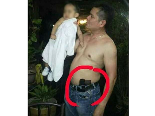 嘉馬一張腰間藏有手槍的舊照片，在社交網站上廣傳。