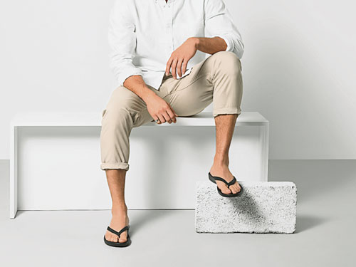 設計簡約摩登、美觀時尚的FitFlop 人體工學鞋款，就算穿著人字拖也可以邊走邊運動。 