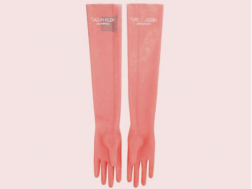  粉色長手套造型十分搶眼有型，掀起一陣話題。