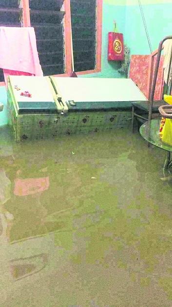 洪水涨得很快，又深，连冰箱也被洪水冲倒。