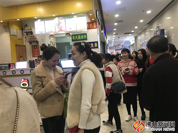 即使之前4位共享男友已經被領走,許多女性顧客還是耐心排隊等候下一輪的“共享”。