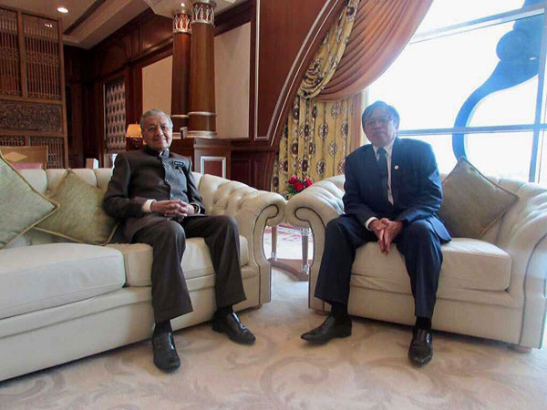  阿邦佐哈里（右）與馬哈迪會面，並指有意脫離國陣。