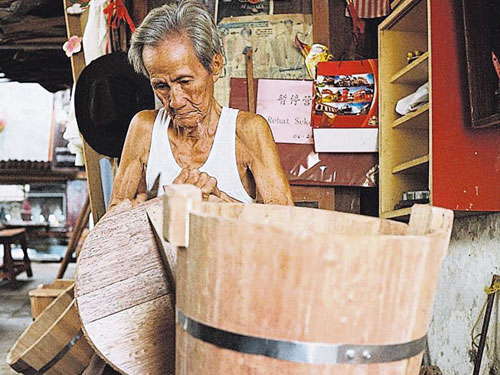  木桶爺爺生前在豆腐街，打造了半個世紀的木桶史。