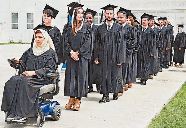  ■雙腿分別因疾病和槍擊而不良于行的穆薩扎伊，堅持完成大學學業至畢業。 