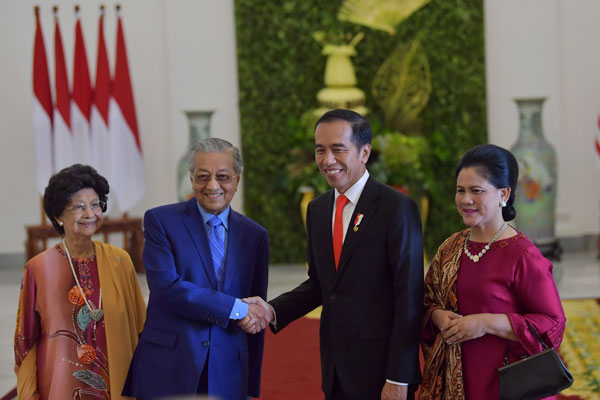 首相敦馬哈迪（左2）在夫人敦西蒂哈絲瑪（左）陪伴下展開官訪印尼行程，並會見印尼總統佐科威（左3起）和夫人伊莉亞娜。 