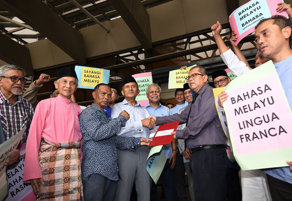        哈尼夫（左4）與50個非政府組織代表呈交備忘錄給蘇海里（右2），要求財政部以馬來語作為官方語言。