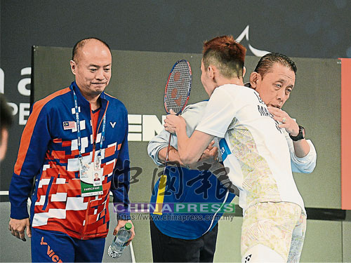  李宗偉（右起）輕取李炫一后和教練米士本及葉橙旺擁抱慶祝。他真正的考驗從8強對艾塞申開始。