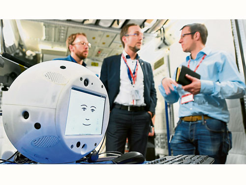 ■CIMON將成為首個在太空跟人類互動的機器人。（美聯社）