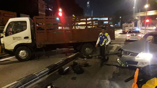  華裔轎車司機疑闖紅燈釀禍，遭一輛羅厘猛撞后不治死亡。 
