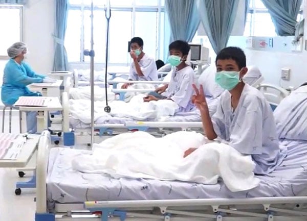 “野豬”足球隊少年們在醫院留醫，有少年周三在病房內舉“V”手勢。（歐新社）