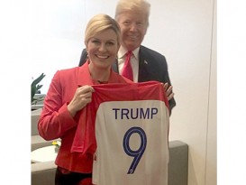 克羅地亞總統搞“球衣外交” 格子球衣贈特朗普 特麗莎梅