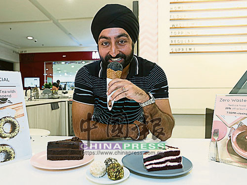 Ishpal Singh Bajaj表示，店面也出售由妻子Serina Bajaj研發的純素和無麩質巧克力蛋糕，用斯佩耳特（Spelt是一種古老又健康的穀物）和芙蓉花的天然紅色素製作的紅色天鵝絨蛋糕，以及用各種健康食材製成的Superfood Bliss Ball（中）。 