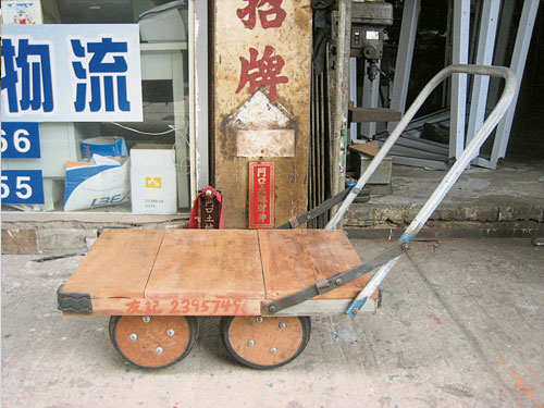 民間無處不設計！這是蕭競聰最常提到的一個例子是香港木頭車，他致力于將式微手工藝加入新點，延續傳統生命力！
