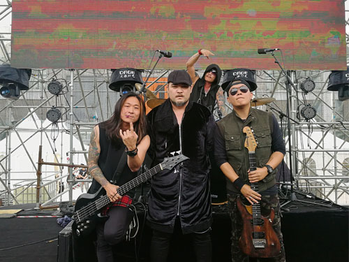  松餅痕樂團到中國昆明參加音樂節演出后，獲得不少中國粉絲的關注，而他們也特意開通微博與大家交流。