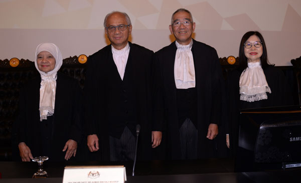  扎哈拉（左起）與阿末馬洛、黃達華及徐玉艷，在宣誓儀式后合照。
