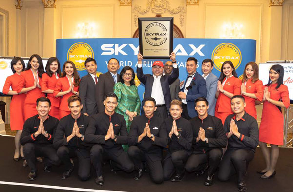  拉菲達（後排左7起）和卡馬魯丁，代表亞航在倫敦領取Skytrax 世界最佳低成本航空公司榮譽。 