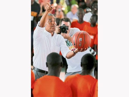  奧巴馬到訪父親老家科蓋洛村時，和當地籃球隊員分享打籃球經驗。（路透社）