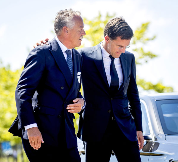荷蘭首相魯特（左）和受害者協會主席博洛克在週二舉行的MH17罹難者紀念儀式上現身。（法新社） 