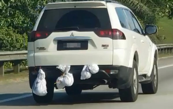 車主把榴槤“吊”在車外，以防止車上留下榴槤味。 