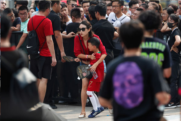  這位穿上葡萄牙國家隊球衣、身穿7的小粉絲，不知是被大場面嚇著，還是無法見到C羅而哭泣。（歐新社）