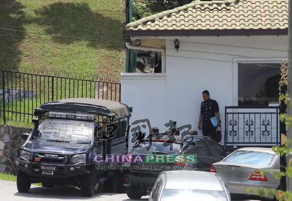  駐守媒體目睹多名警員從納吉住家步出，隨後便匆匆乘坐黑色警車離開。 