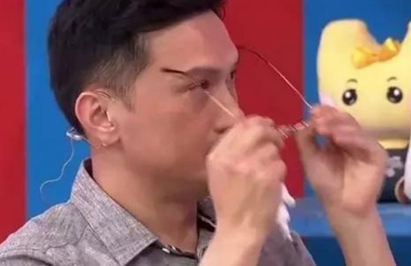 節目上說到陪伴兒子過程,陳錦鴻當場淚流滿面。(翻攝自網路)