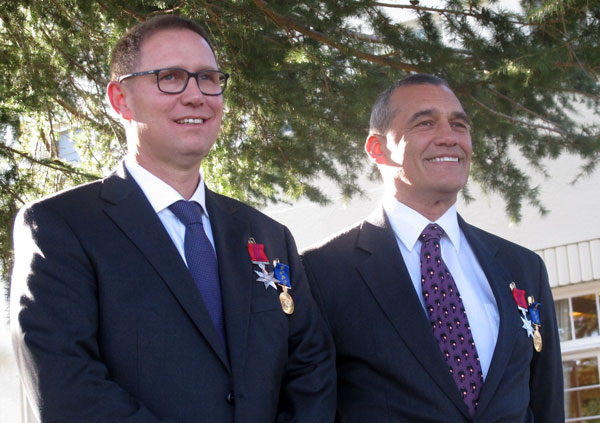  哈里斯（左）和查林，周二在澳洲政府大樓舉行的表揚儀式中獲頒勇气之星勳章。（美聯社） 