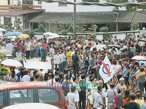  大批民眾及選民聚集在蕉賴十一哩新村，等待黃田志靈車經過。