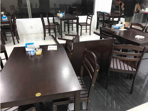 8名顧客因不滿餐館員工多收50令吉,當場翻倒桌椅。