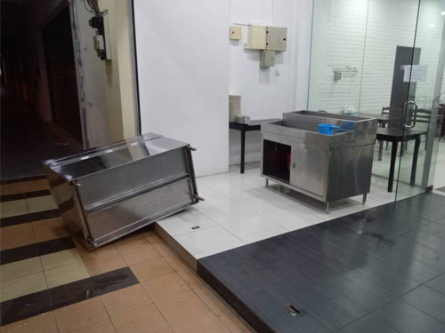 擺放串燒的櫥櫃也被翻倒在地上。