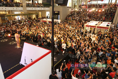 數千人前來觀賞Piko太郎的演出。